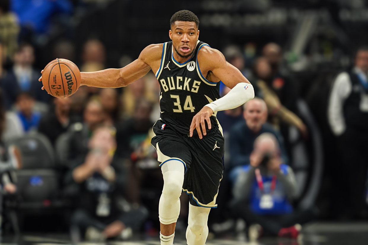 关于训练课后NBA常规赛传出新动向，密尔沃基雄鹿回应争议，高层表态：气氛紧张，临场指挥获称赞的信息
